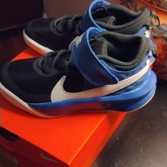 Nike - Picture 4 of 7